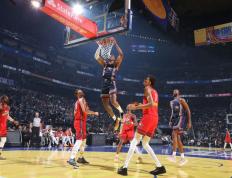 开云体育官方网站-篮球赛场上的对决如火如荼，球迷热情高涨