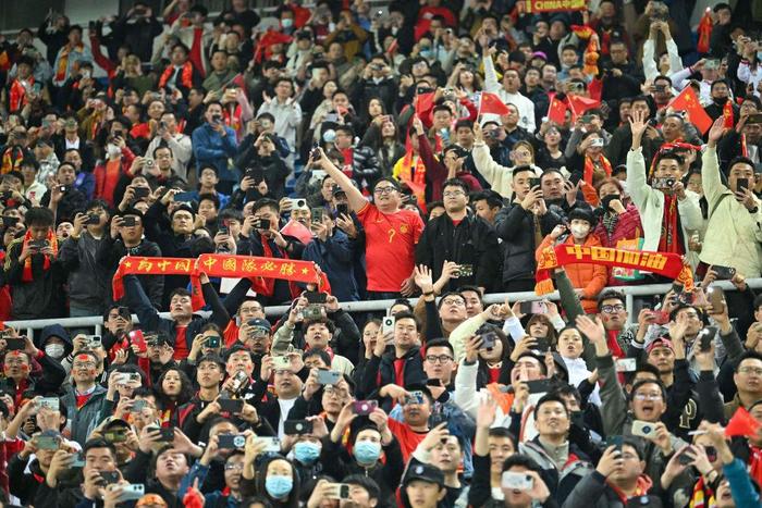 开云体育登录-比赛现场氛围火爆！球迷激情助威！
