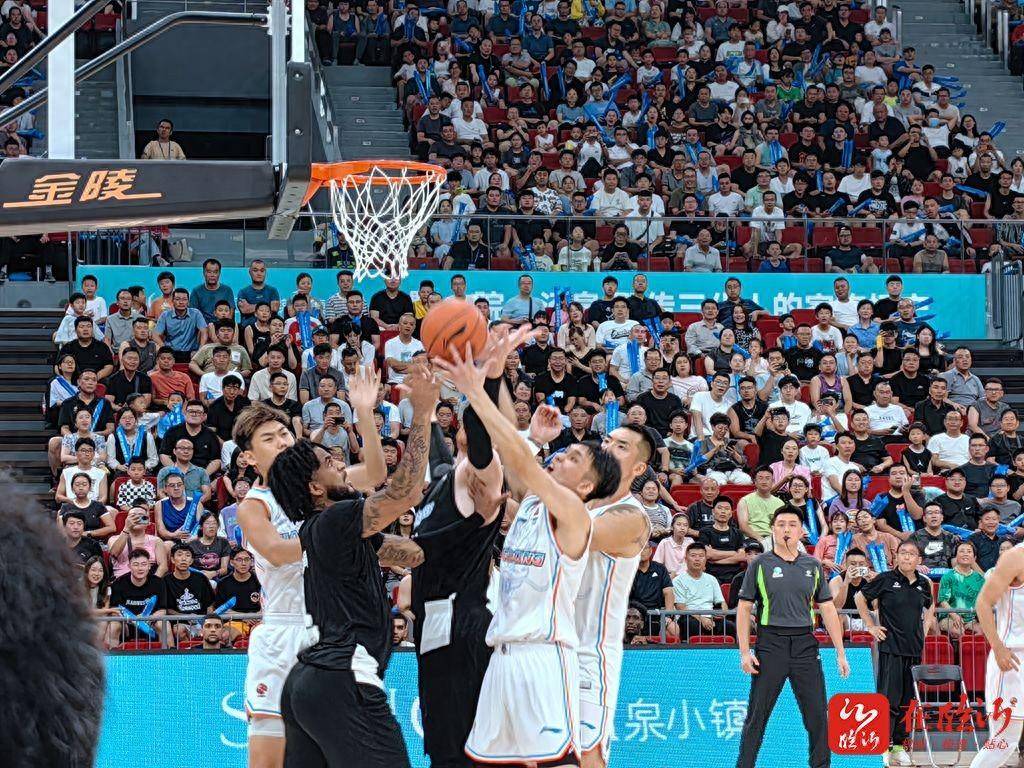 开云体育app-高水平篮球赛事呈现激烈竞争