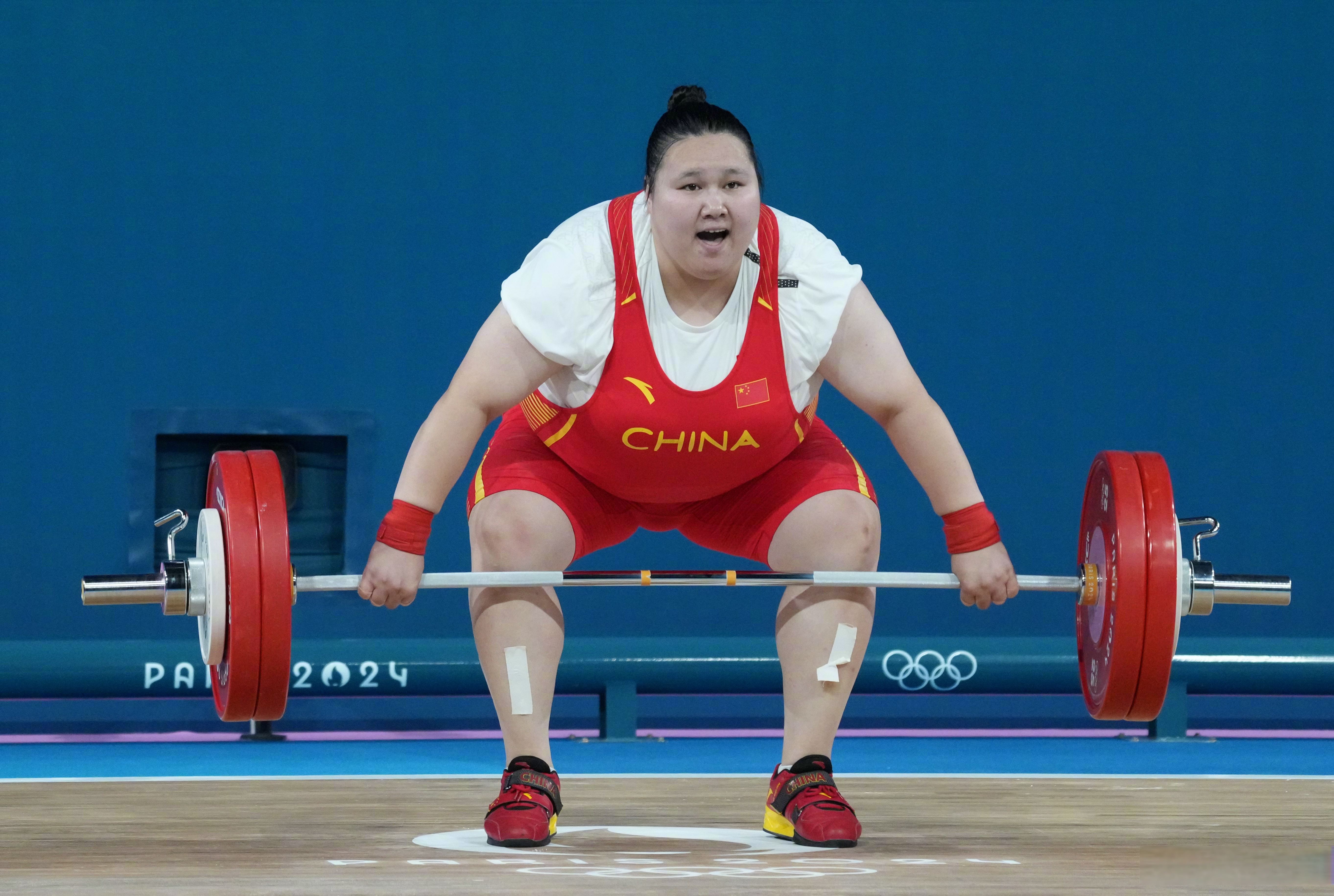 开云体育入口-举重选手披荣誉之冠，战风骚