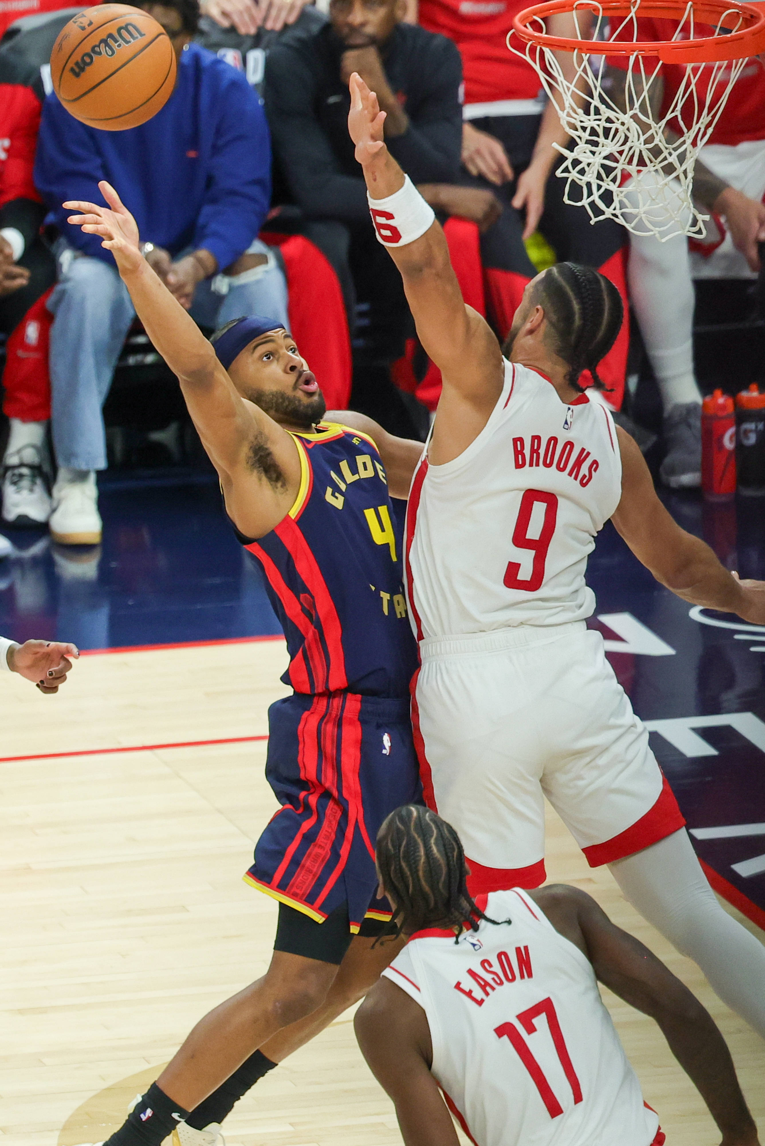 开云体育官方网站-NBA季后赛火热开战，勇士击败湖人晋级