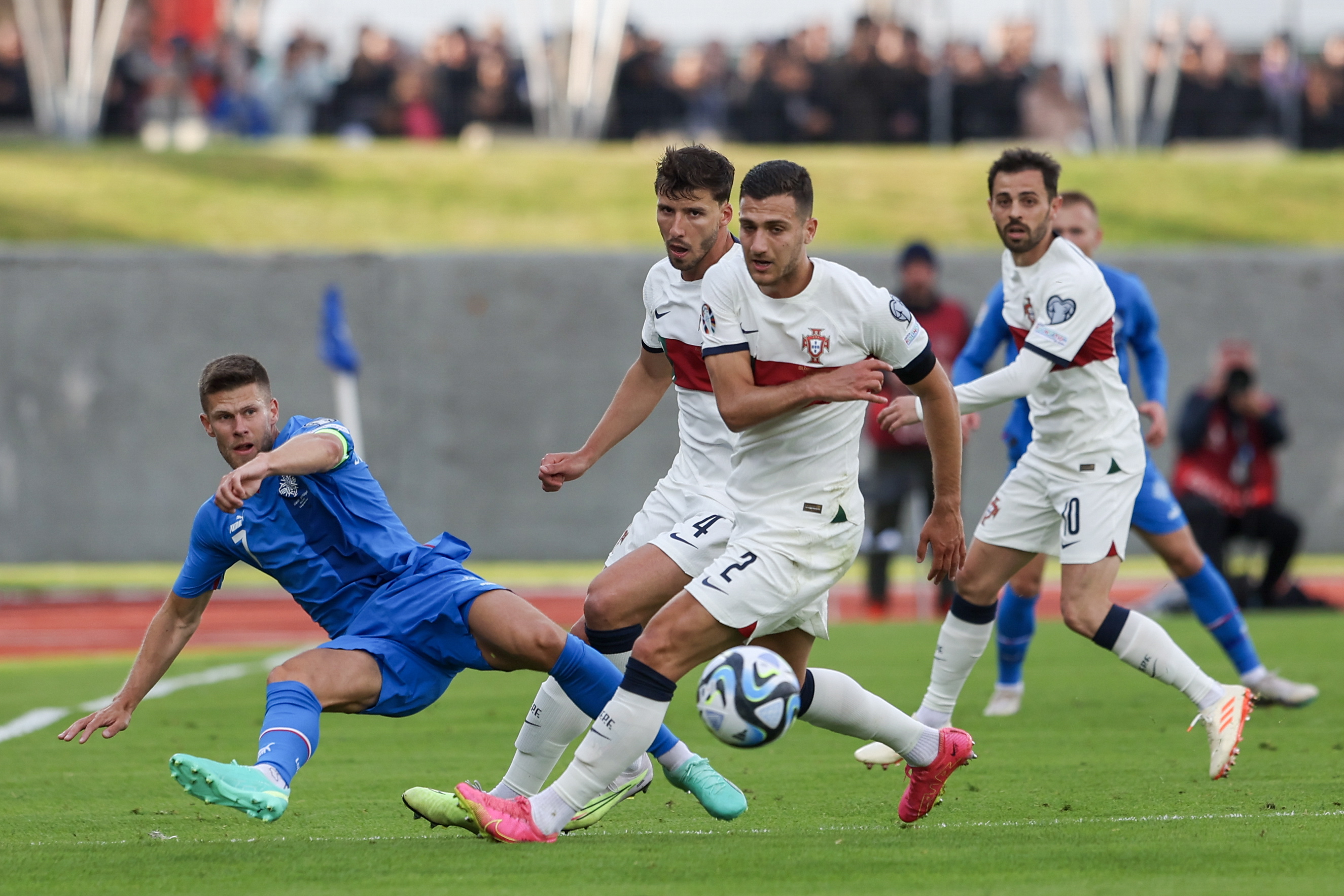 开云体育登录-欧预赛精彩继续，球场上紧张刺激