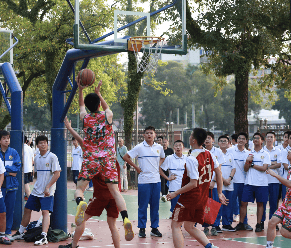 开云体育登录-包含篮球比赛场面激烈，球员身体素质发挥巅峰的词条