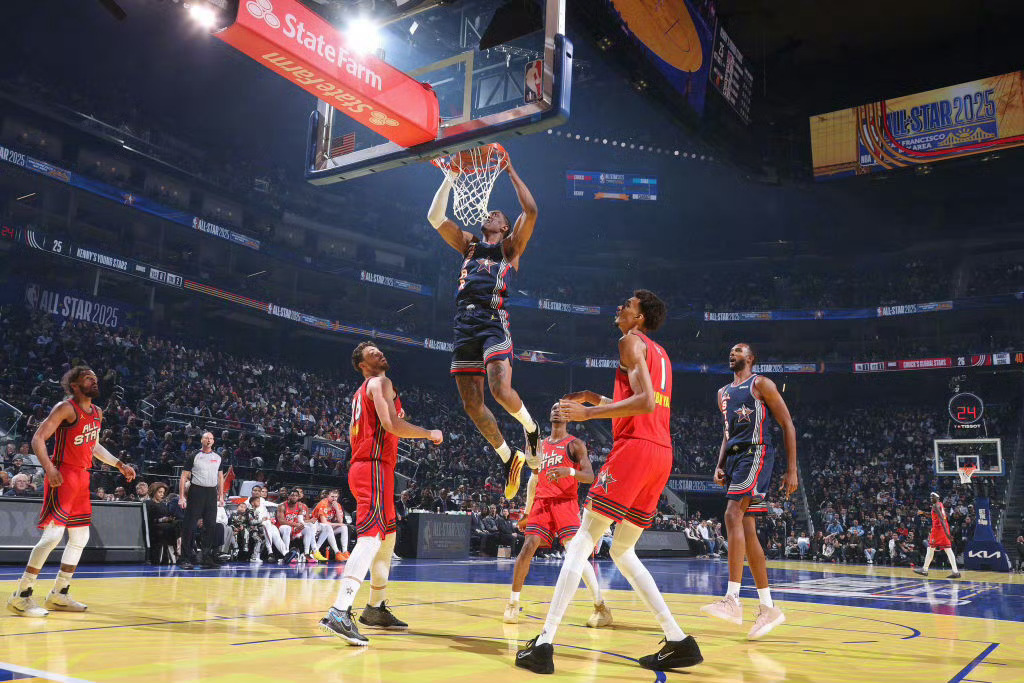 开云体育官方网站-篮球赛场上的对决如火如荼，球迷热情高涨