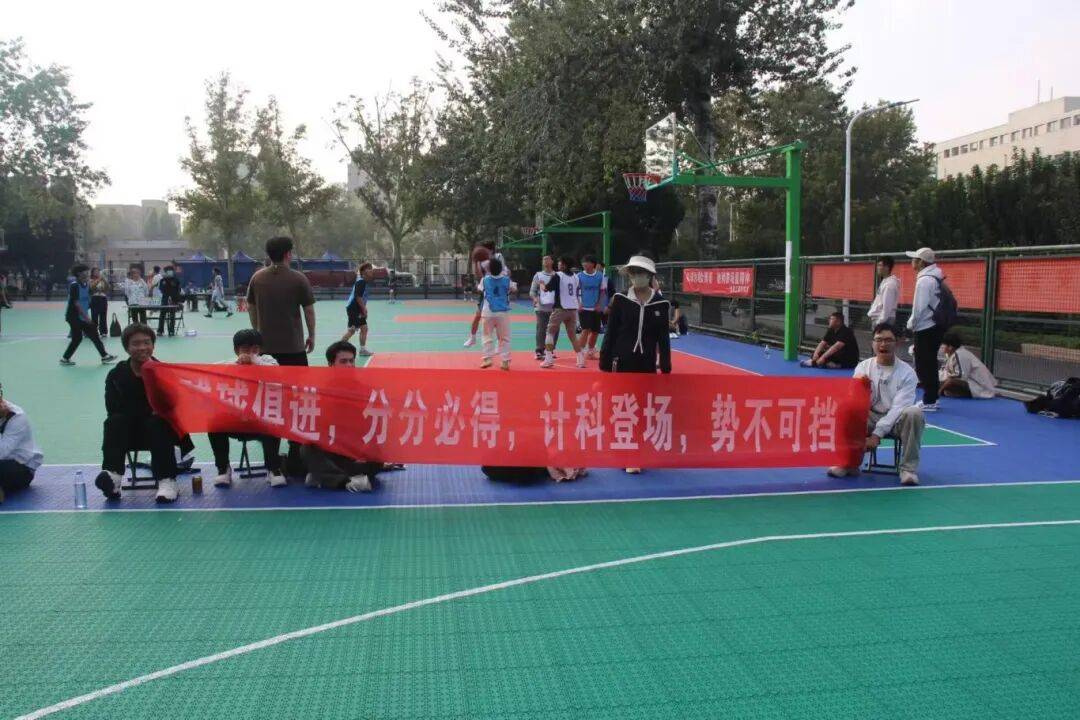 开云体育官方网站-篮球赛场上的对决如火如荼，球迷热情高涨