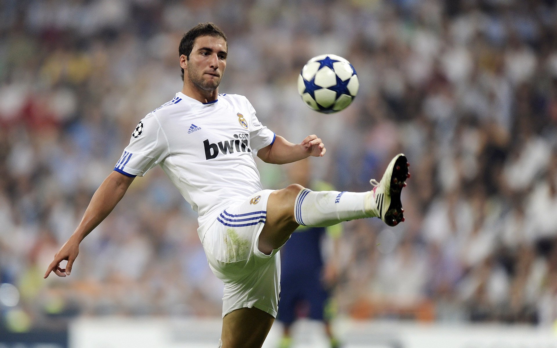 开云体育官网-文艺复兴在绿茵场,莱万导演佛罗伦萨狂胜希腊之夜